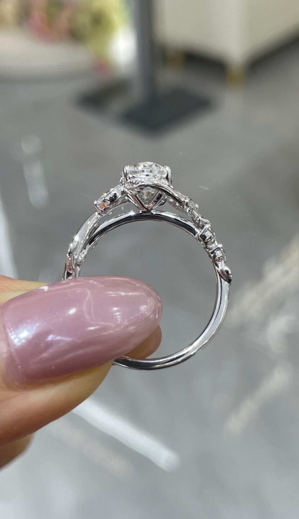 18K Gold Vine Motif Four-Prong Oval Diamond Ring