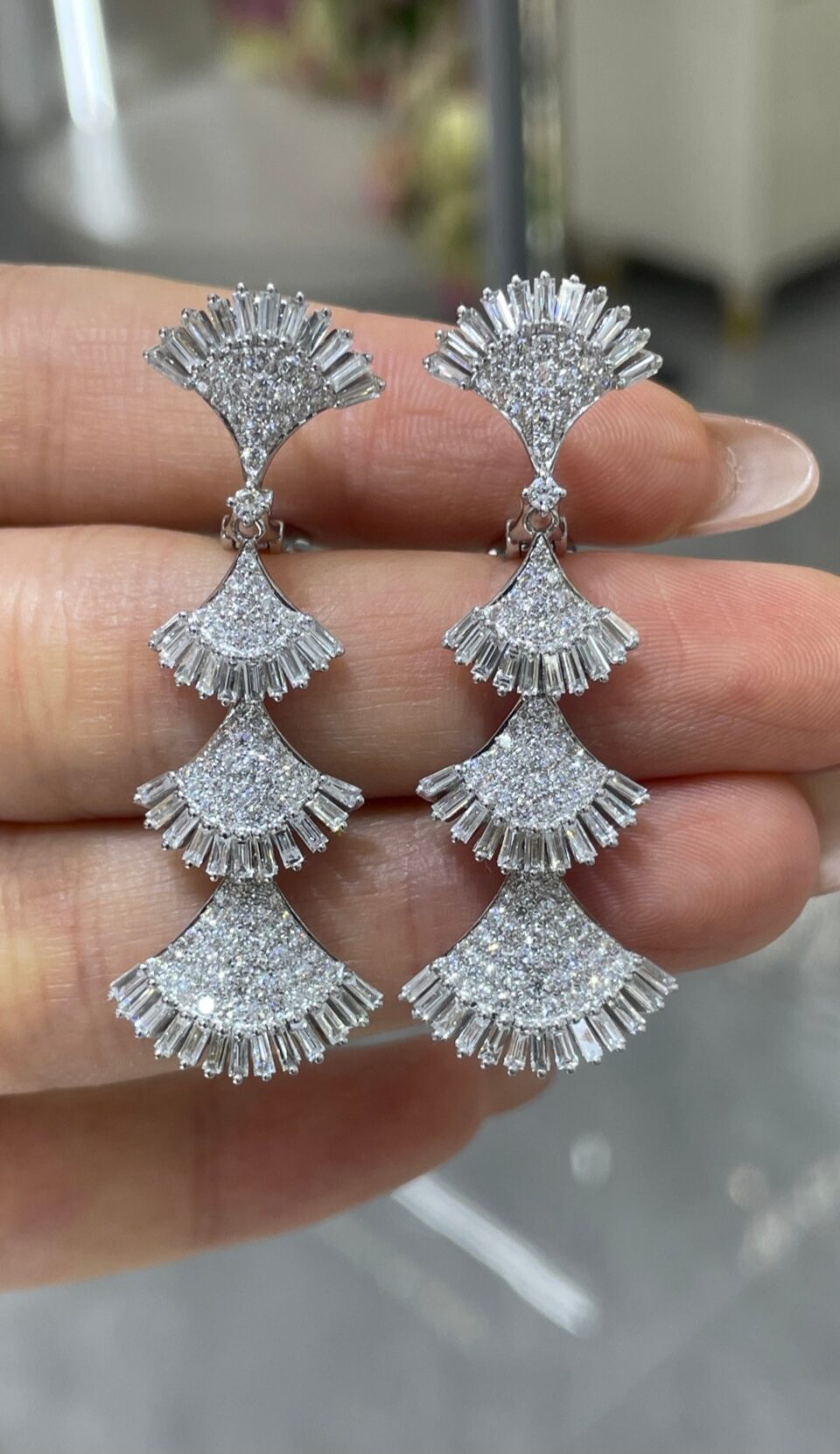18K Gold Fan-Shaped Diamond Stud Earrings