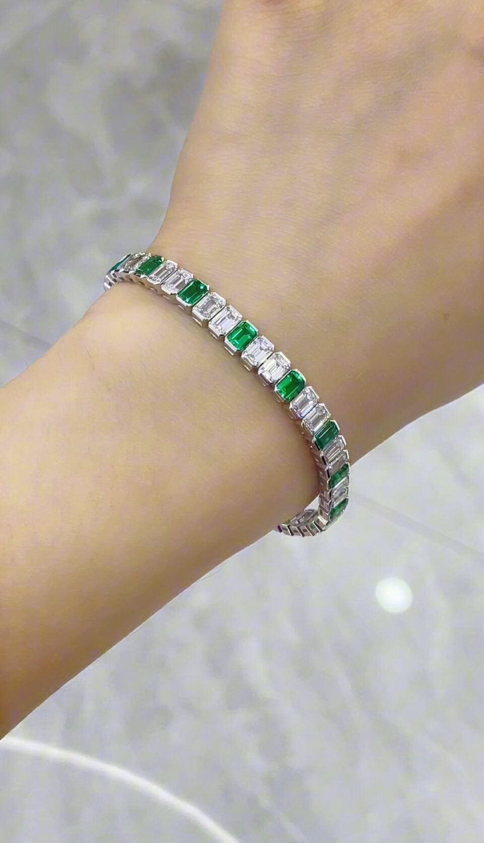 18K Gold 0.40 Carat Emerald-Cut Diamond Tennis Bracelet