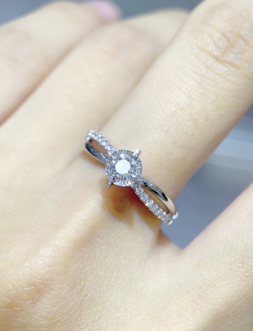 18K Gold 0.23 Carat Mirror-Illusion Accent Diamond Ring